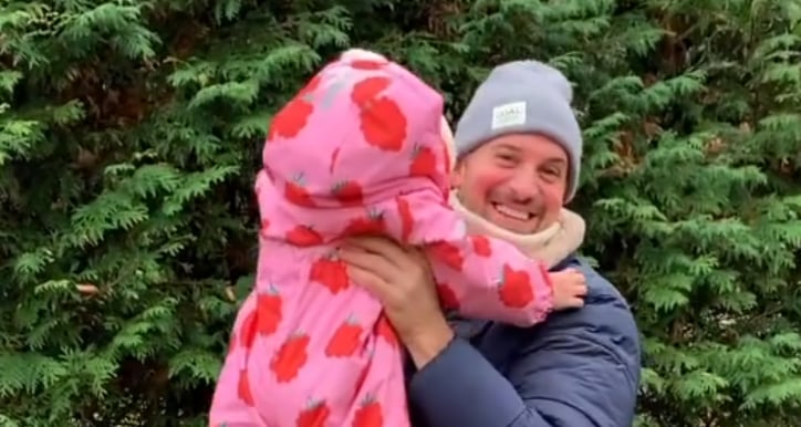 Jean-Philippe Perras s'amuse à l'extérieur dans un moment magique avec sa fille Margot