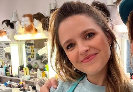 Le fils de Sarah-Jeanne Labrosse vole la vedette dans les bras de son papa