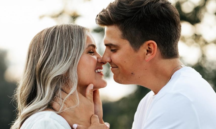 La blonde de Ludovick Bourgeois publie une adorable photo avec son ventre arrondi et elle est superbe