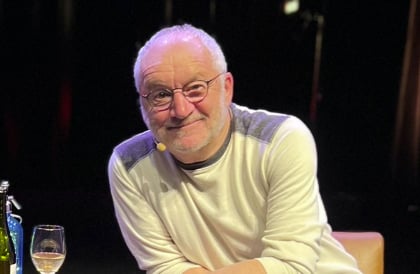 Michel Barrette prend la pose avec sa conjointe au Gala Les Olivier et ils sont pleinement amoureux