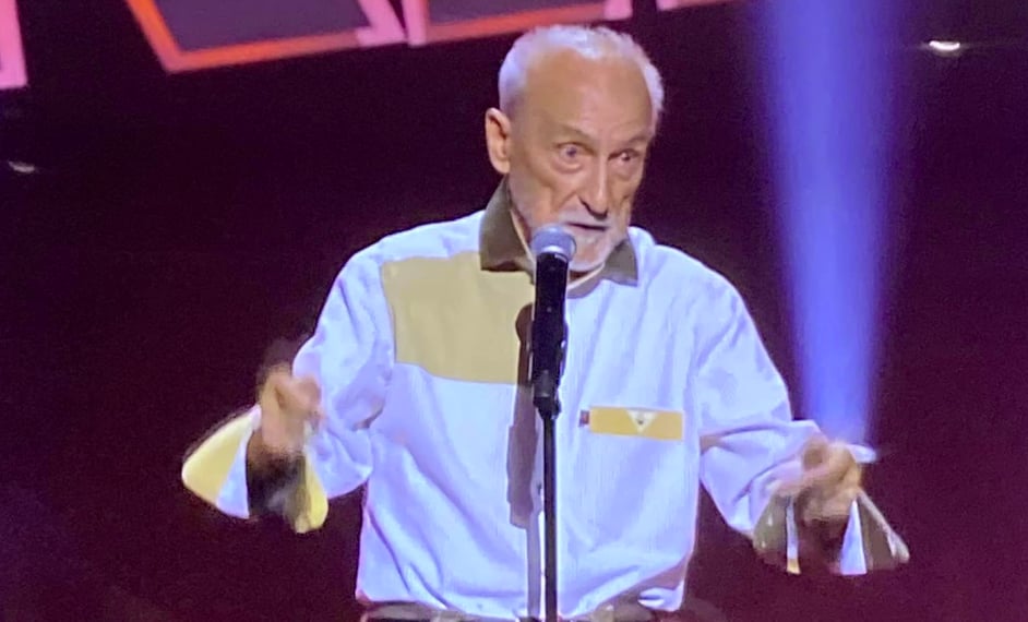 À 87 ans, Yvon Deschamps enflamme la scène du Gala ultime de Juste pour rire