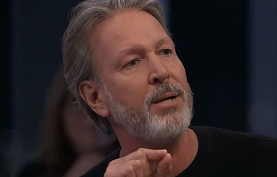 Ricardo a eu un accident et est maintenant en béquilles
