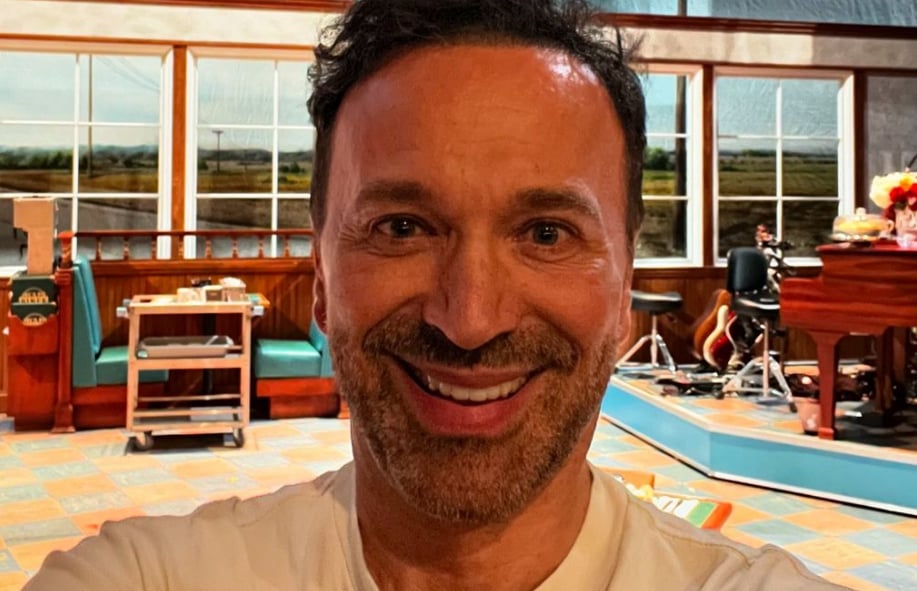 Joël Legendre partage de rares photos avec son chum et les jumelles