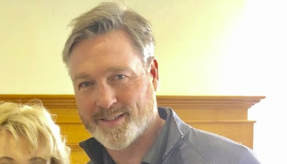 Patrick Roy prend la pose pour vous dévoiler une œuvre impressionnante et le résultat est à couper le souffle