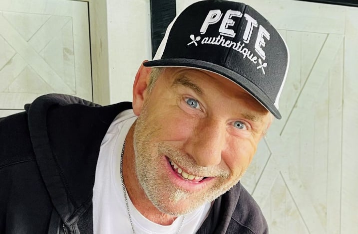 Elle se fait prendre en photo avec Peter MacLeod et tous les regards sont tournés vers elle
