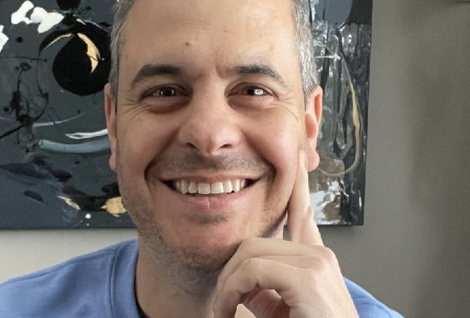 Pierre Hébert enflamme les médias sociaux en racontant une anecdote hilarante sur son couple