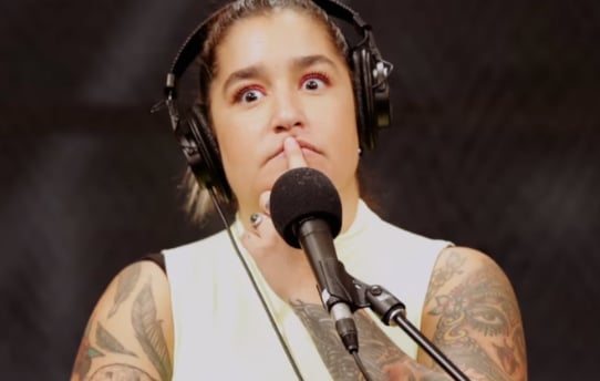 Mariana Mazza en rajoute une couche sur le doigt d'honneur qu'elle a fait à Sugar Sammy
