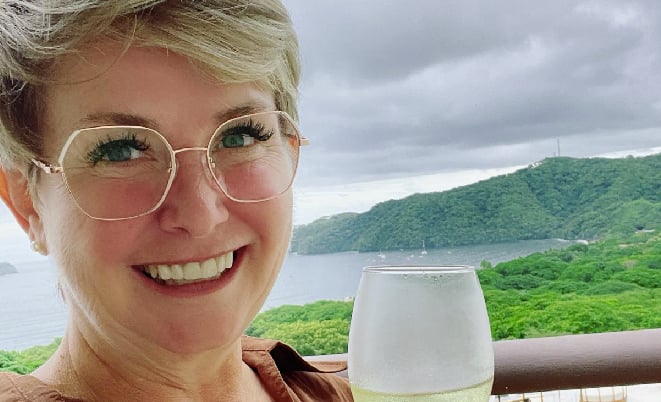 Nathalie Simard fait tourner les têtes avec sa tenue en rose à Sucré Salé
