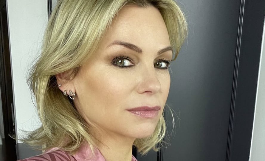 À 49 ans, Caroline Néron est plus sexy que jamais avec son chandail noir transparent