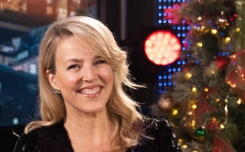 Julie Bélanger dévoile son look pour le spécial de Noël à Ça finit la semaine et les réactions sont nombreuses