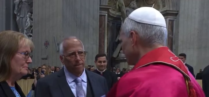 Une vidéo d'un moment touchant entre le pape Léon XIV et son frère fait le tour du monde