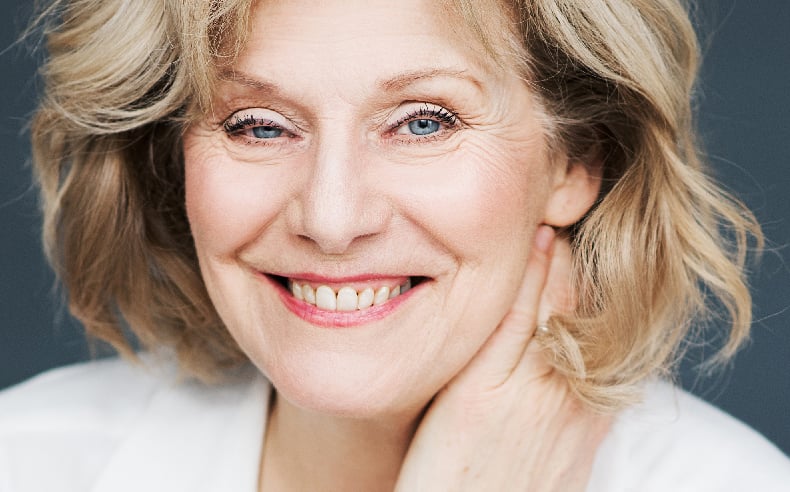 Michèle Deslauriers a 77 ans et elle est plus assumée que jamais alors qu'elle pose pour le magazine VÉRO