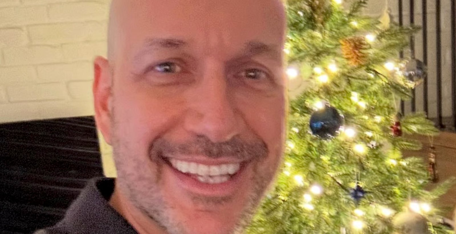 Martin Matte partage une photo en compagnie de sa blonde pour Noël