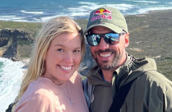 Geneviève Tardif affiche son ventre de femme enceinte sur une superbe photo de couple avec Charles Hamelin