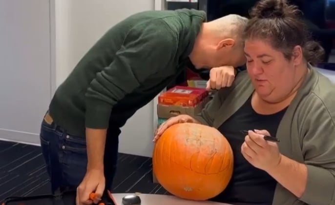 Christine Morency et Pierre Hébert sortent leurs talents d'artistes avec une belle citrouille d'Halloween