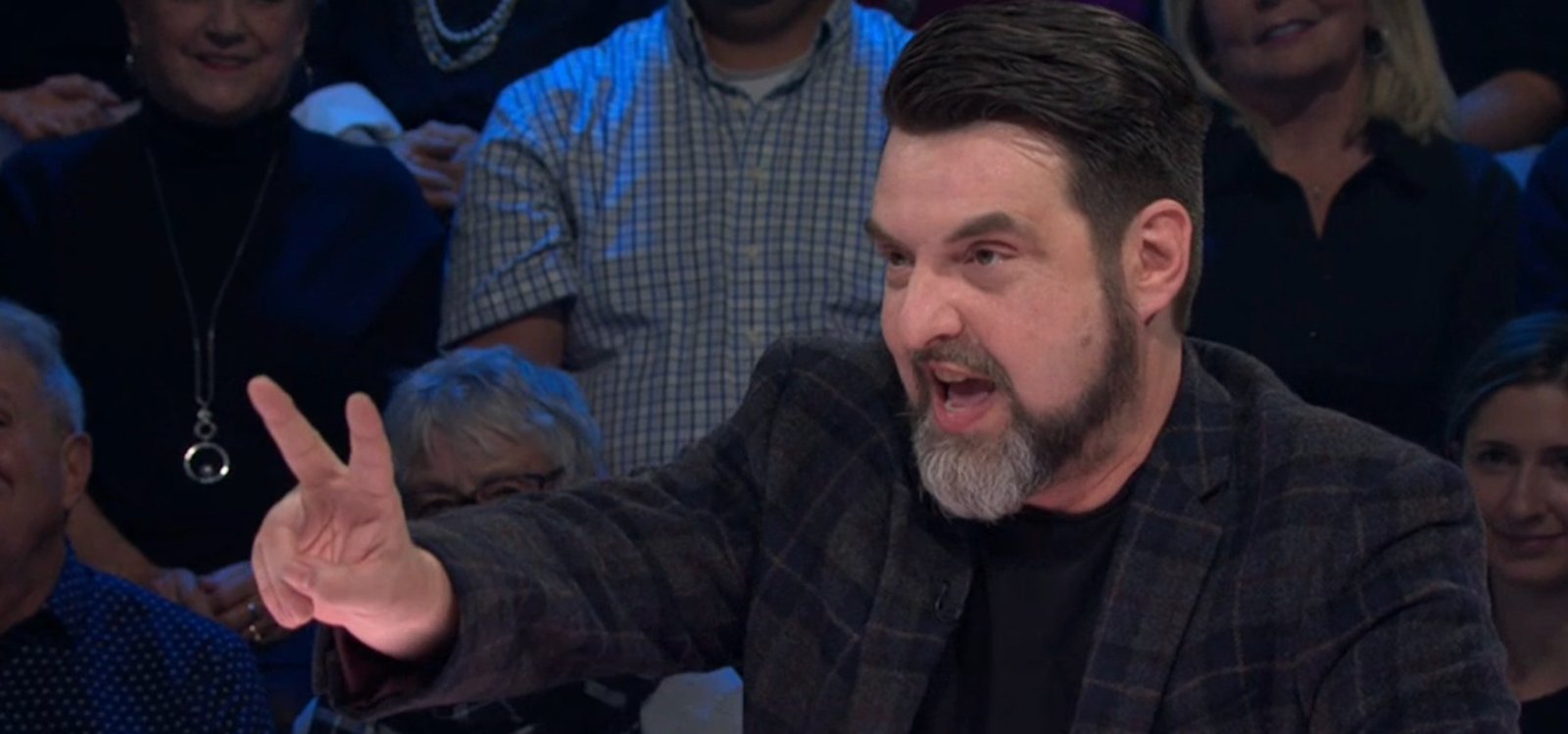 MC Gilles crée un immense malaise à Tout le monde en parle avec une blague sur Occupation Double