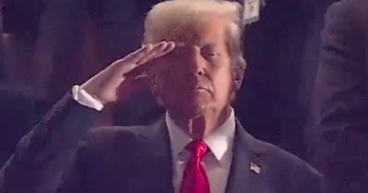 Donald Trump reçoit une énorme ovation au Super Bowl pendant l'hymne national