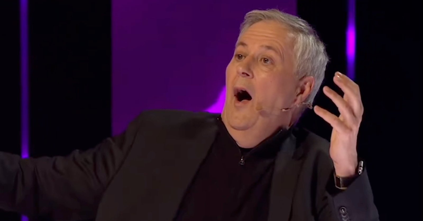 Paul Arcand reçoit une émouvante surprise directement depuis Londres pour son En direct de l’univers