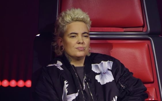 Hugo Dumas ramasse Roxane Bruneau en lien avec sa performance de coach à La Voix