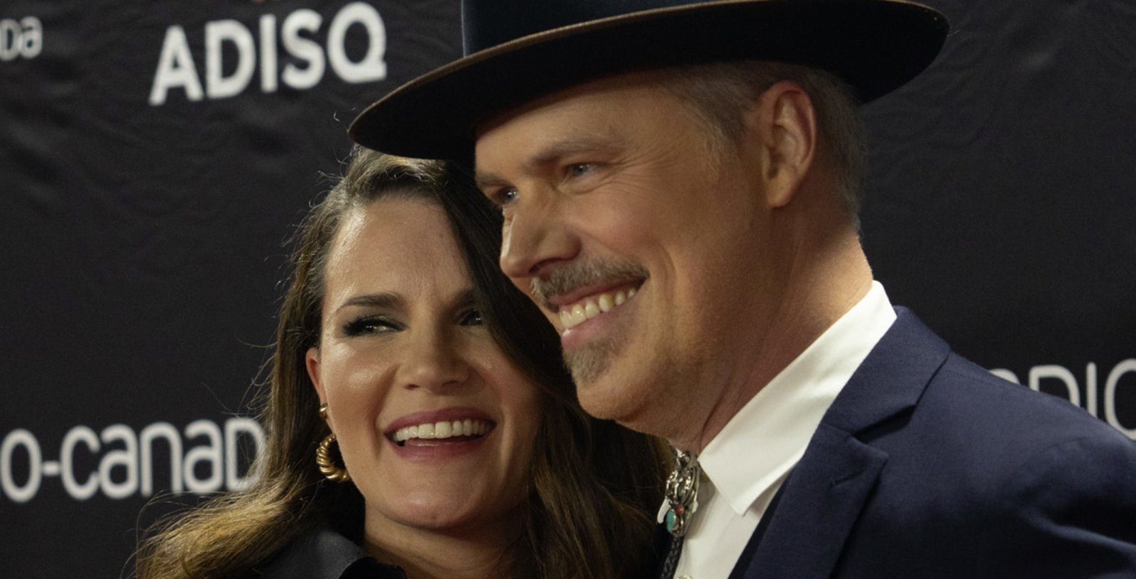 Jean-François Breau et Marie-Ève Janvier étaient magnifique sur le tapis rouge du Gala de l'ADISQ 2023