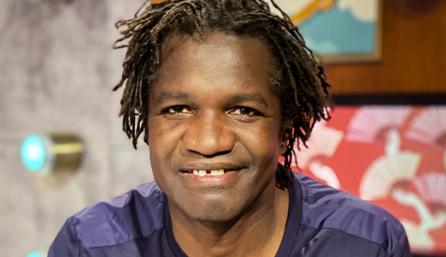 Boucar Diouf dévoile une photo de lui « avant de découvrir la poutine » et il fait éclater de rire tout le monde
