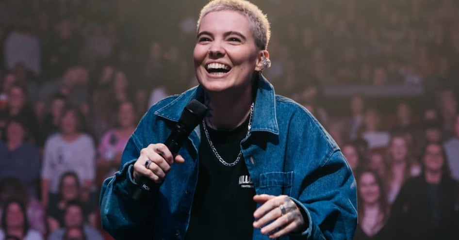 Roxane Bruneau interrompue en plein concert par une spectatrice qui a trop bu