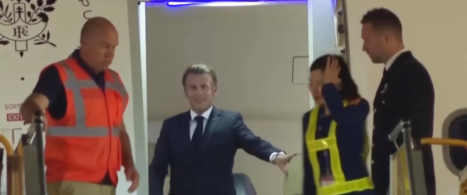 Emmanuel Macron a-t-il été giflé par sa femme en sortant de l'avion? 