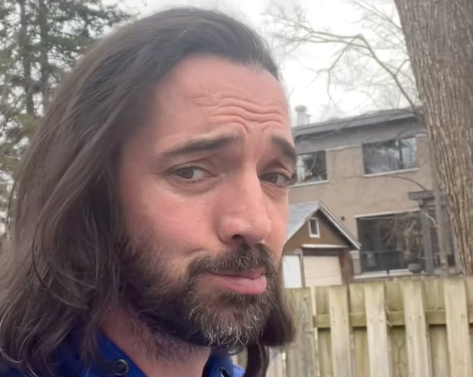Charles Hamelin passe chez le coiffeur et s'offre tout un changement de look après Big Brother Célébrités