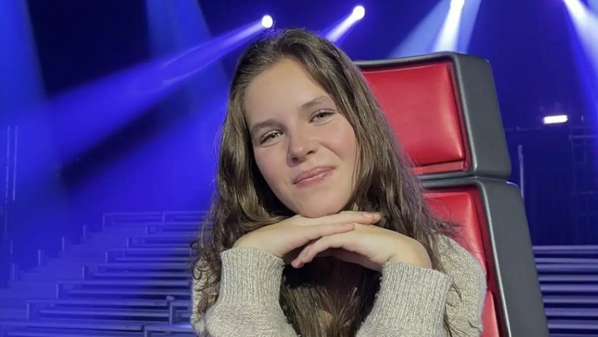 Sophie Grenier enflamme les médias sociaux avec sa superbe robe bleue