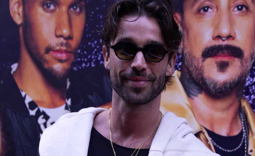 Joey Scarpellino se présente sur un tapis rouge avec un ami qui attire les regards de tout le monde