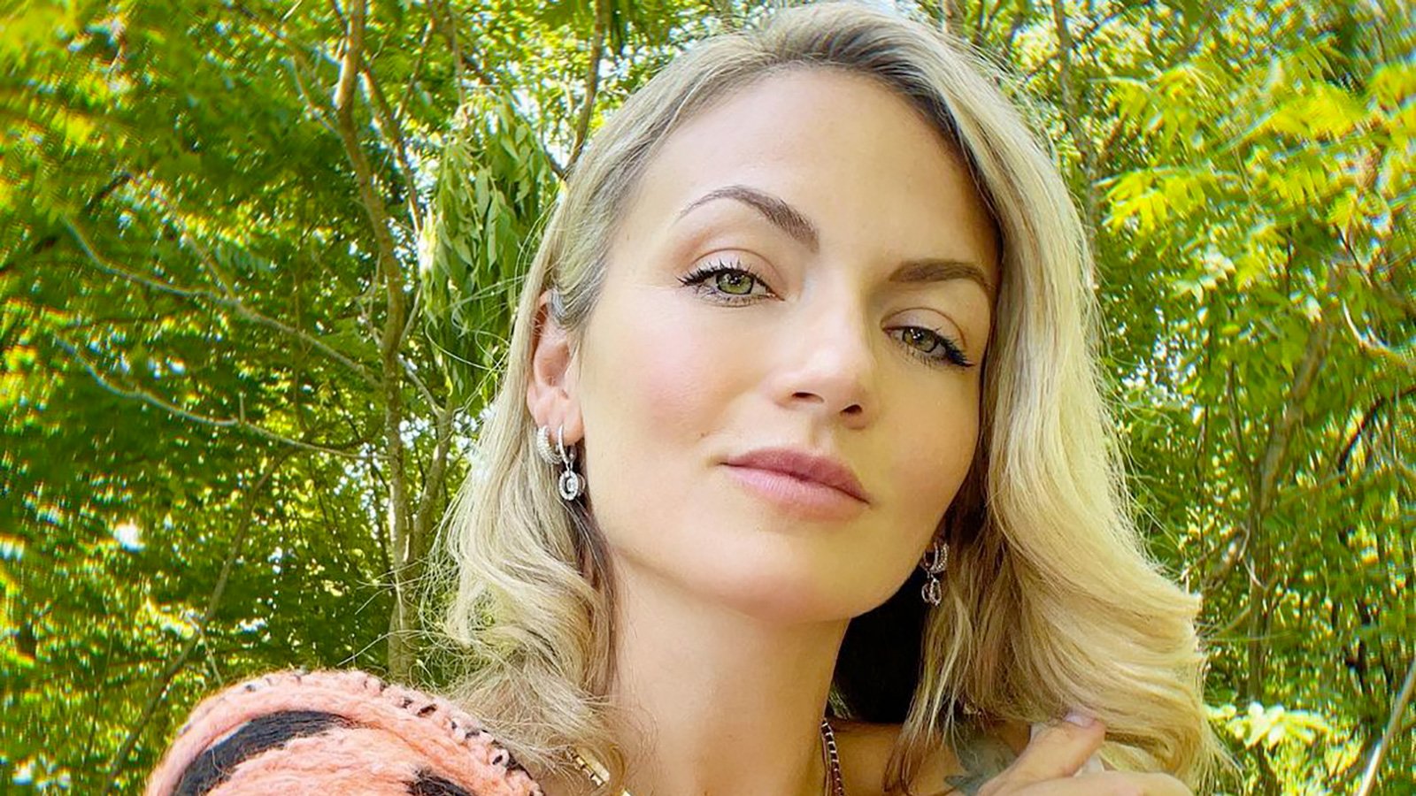 Isabelle Desjardins partage une photo à la piscine et elle est resplendissante
