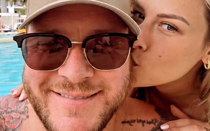 Mathieu Baron et son amoureuse sont en voyage hors du Québec et prennent une photo avec leur garçon