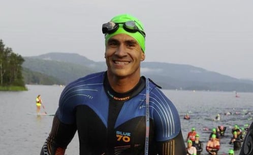 Jay Du Temple complète son tout premier ironman et publie une superbe photo avec sa famille