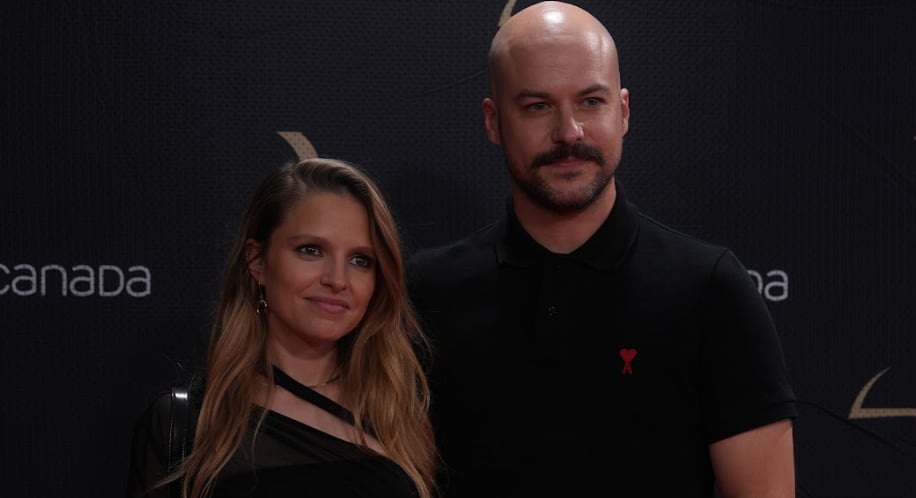 Sarah-Jeanne Labrosse est resplendissante avec son beau ventre arrondi sur le tapis rouge