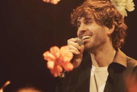 Alex Nevsky enflamme le web avec un extrait de son nouveau spectacle