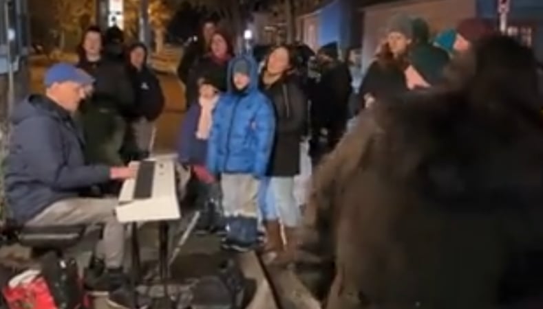 Des gens sortent dans la rue pour rendre hommage à Karl Tremblay en chantant Sur mon épaule
