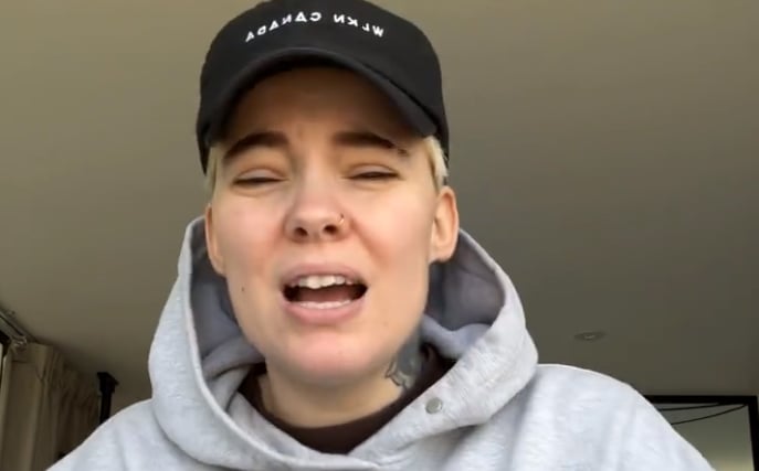 Roxane Bruneau doit intervenir auprès de ses fans pour régler une controverse