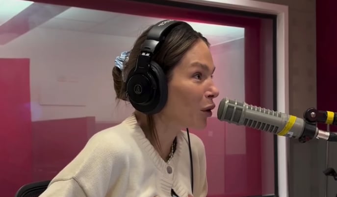 Maripier Morin fait une grosse montée de lait en croisant un animateur en public