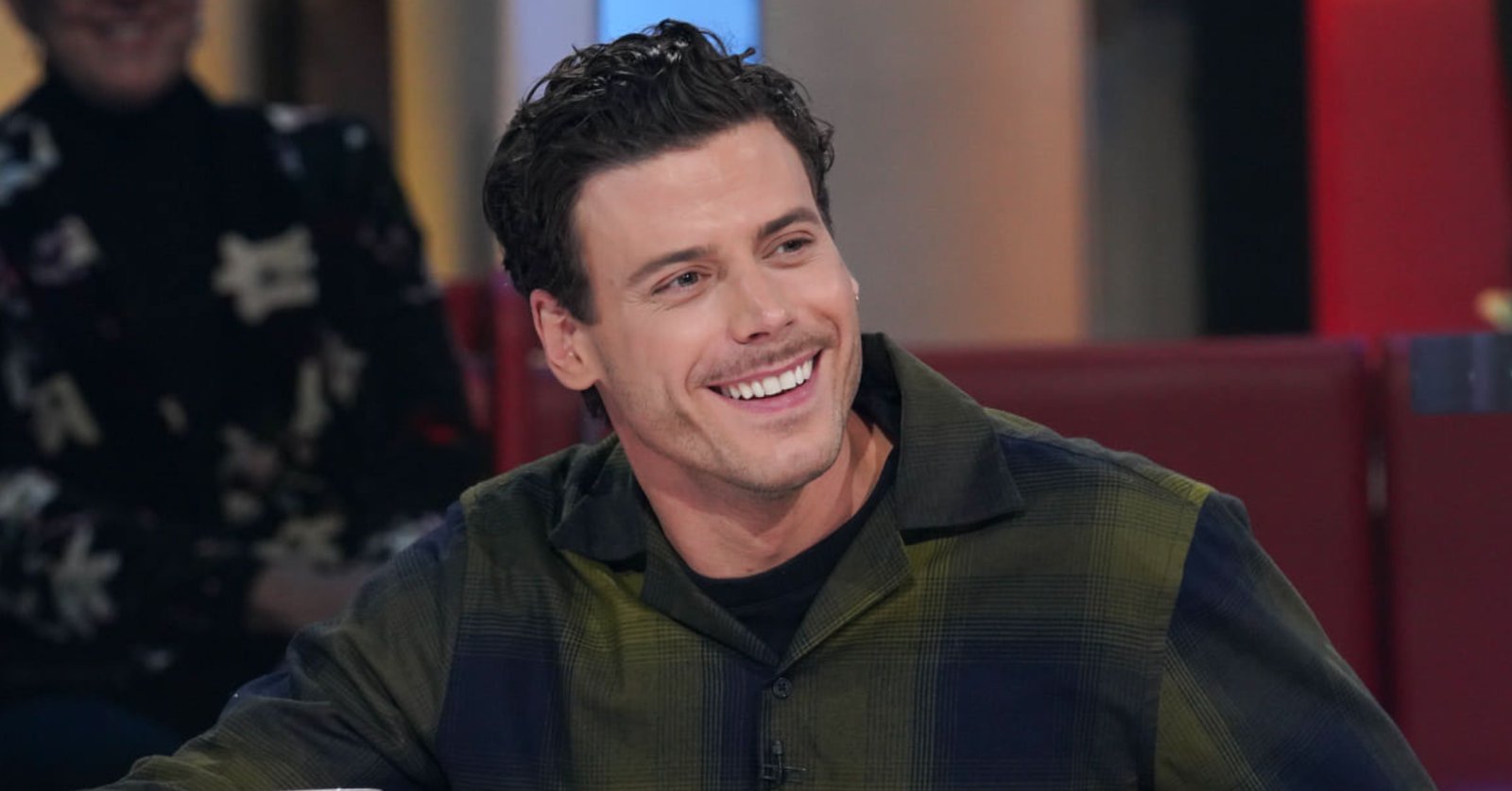 François Arnaud ose un changement de coiffure très audacieux qui fait réagir les internautes