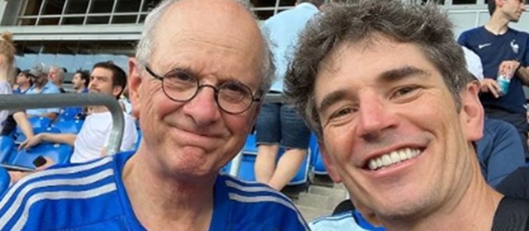 Sébastien Delorme et Michel Laperrière sont dans les tournages d'Indéfendable et ils prennent la pose entre amis