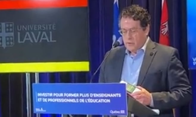 Émotif, Bernard Drainville se met à chanter les Cowboys Fringants et invite les gens à se joindre à lui
