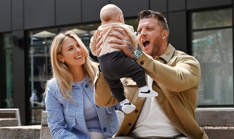 Mathieu Baron et sa blonde partagent une très rare photo de leur bébé 