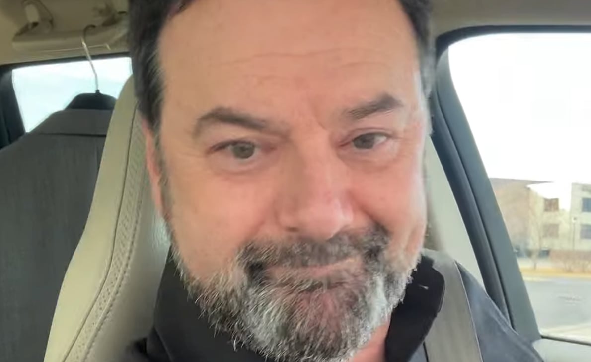 Une dame en colère se fait remettre à sa place par l'acteur Jeff Boudreault de District 31