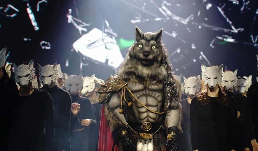 Hugo Dumas croit savoir qui se cache derrière le loup-garou aux Chanteurs masqués