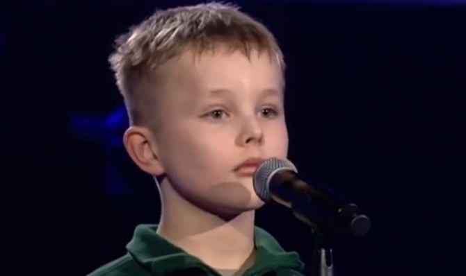 Un enfant de 10 ans livre une prestation à couper le souffle et enflamme le plateau de The Voice Kids
