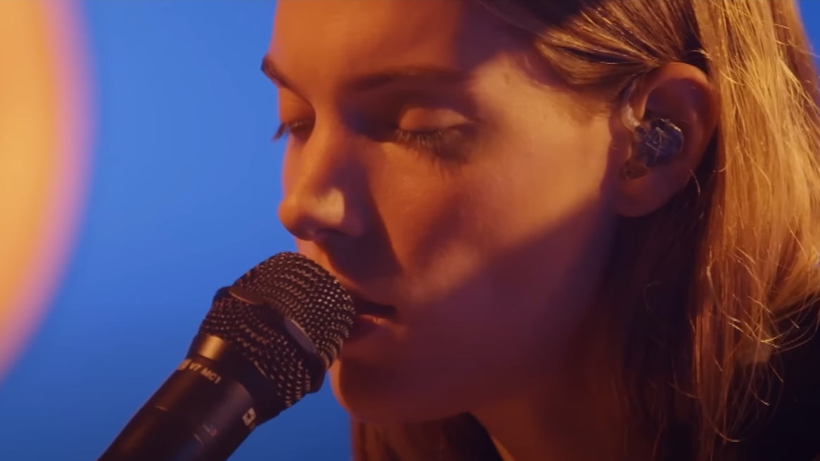 Charlotte Cardin épate tout le monde en reprenant 'Pour que tu m'aimes encore' de Céline Dion 