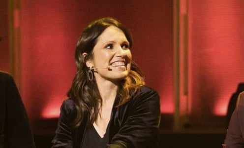 Mission réussie pour le retour d'En direct de l'univers alors que la mère de Kim Richardson en met plein la vue