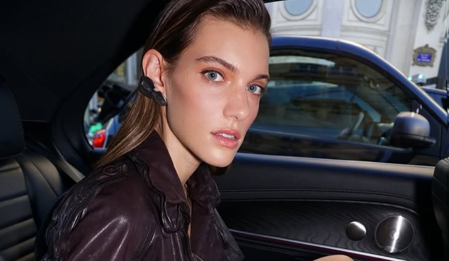 Charlotte Cardin vole la vedette lors d'un défilé de mode avec une robe splendide 