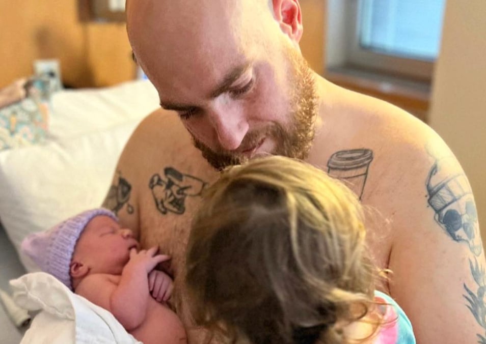 Phil Roy partage une photo de sa conjointe avec leur nouvelle petite fille