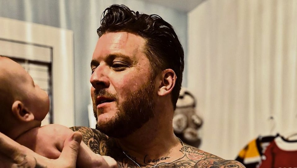10 photos de Mathieu Baron et sa conjointe avec leur adorable bébé